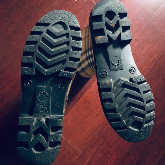 COPY - Burberry tall rain boots - slightly used -… - Picture 4 of 4